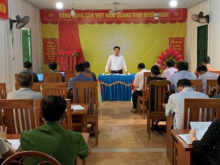 Ông Đỗ Tấn Sơn – Chánh Văn phòng Điều phối NTM tỉnh làm việc tại xã Nam Sơn
