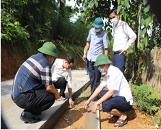 Đoàn công tác của Văn phòng Điều phối Nông thôn mới tỉnh kiểm tra tuyến đường giao thông nông thôn tại thôn Me Hạ.