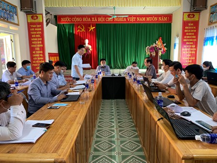 Đồng chí Trần Quang Minh (đứng) - Ủy viên BTV Tỉnh ủy, Chủ nhiệm Ủy ban kiểm tra Tỉnh ủy phát biểu tại xã Vô Điếm