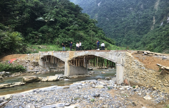 Đ/c Nguyễn Đức Tính kiểm tra công trình xây dựng cầu Nậm Piát, thôn Lùng Chang - xã Linh Hồ