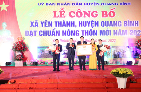 Đ/c Trần Đức Quý - Phó Chủ tịch UBND tỉnh trao Bằng công nhận xã đạt chuẩn nông thôn mới cho xã Yên Thành.