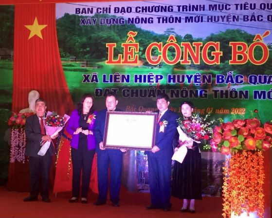 Đ/c Hà Thị Minh Hạnh - Phó Chủ tịch UBND tỉnh trao Bằng công nhận xã đạt chuẩn nông thôn mới cho xã Liên Hiệp.